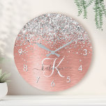 Rose Gold Brushed Metal Glitzer Monogram Name Runde Wanduhr<br><div class="desc">Dieses trendige,  schicke Round-Clock-Design mit hübschem vergoldeten Glitzer aus der Rose auf einer Rose mit goldgebürstetem metallischem Hintergrund ist einfach zu personalisieren.</div>