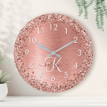 Rose Gold Brushed Metal Glitzer Monogram Name Runde Wanduhr<br><div class="desc">Dieses schicke,  große Uhrendesign mit hübscher Rose,  vergoldetem Imitat Glitzer auf einer Rose mit goldgebürstetem metallischem Hintergrund ist einfach zu personalisieren.</div>