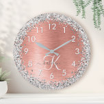 Rose Gold Brushed Metal Glitzer Monogram Name Runde Wanduhr<br><div class="desc">Dieses schicke Design mit hübschem silberglänzenden Glitzer auf einer Rose mit goldgebürstetem metallischem Hintergrund ist einfach zu personalisieren.</div>