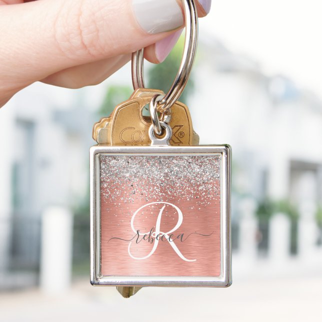 Rose Gold Brushed Metal Glitzer Monogram Name Schlüsselanhänger (Personalize your keys with this elegant monogrammed keychain that has a silver glitter on rose gold.)