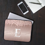Rose Gold Brushed Metal Glitzer Tropfen Mit Monogr Laptopschutzhülle<br><div class="desc">Dress your tech in elegante mit unserer Rose Gold Brushed Metal Glitzer Tropfen Mit Monogramm Laptop Sleeve! Personalisieren Sie Ihren Ärmel mit einem weißen Monogramm vor einem Hintergrund von Rose Gold Glitzer tropfen auf gebürstetes Metall. Diese Verschmelzung von Stil und Textur fügt Ihrem Laptop eine Touch Glamour hinzu. Erhöhen Sie...</div>