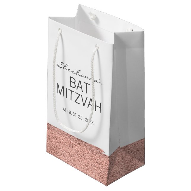 Rose Gold Brushstroke Bat Mitzvah Geschenktasche Kleine Geschenktüte (Vorderseite Schrägansicht)