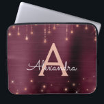 Rose Gold Burgundy String Lights Sparky Monogram Laptopschutzhülle<br><div class="desc">Rosa Rose Gold und Burgund Imitate Foil und String Lights sparkle Elegant Monogram Case. Dieser Fall kann so angepasst werden,  dass er Ihren Anfangs- und Vornamen enthält.</div>