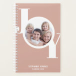 Rose Gold Custom Foto 2023 Planer<br><div class="desc">Dieser moderne und stilvolle 2023-Planer besticht durch das Wort JOY in fett formatierter Typografie auf einem rot-rosa, goldenen Hintergrund der Rose. Einfache Anpassung an Foto, Jahr und Namen.</div>
