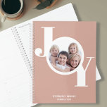 Rose Gold Custom Foto Planer<br><div class="desc">Dieser moderne 2023 Planner besticht durch das Wort JOY in stilvoller Typografie auf einem rot-rosa goldenen Hintergrund der Rose. Einfach mit Foto,  Name und Jahr anpassbar.</div>