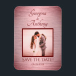 Rose Gold Custom Wedding Foto Save the Date Magnet<br><div class="desc">Geschenke deinen Freunden und Lieben diese besondere Rose Gold Custom Wedding Foto Speichern Sie das Date Magnet mit cool bordeauxrot gebürsteten Metal-Effekt und einen Platz, um ein Bild des Ehepaares hinzuzufügen! Blush-Rosa Filter, die Ihr Foto mit dem traumhaften Hintergrund verschmelzen lassen! Passen Sie es mit Ihrem Nuptialtag an! Ein wunderbarer...</div>