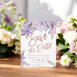 Rose Gold Drehbuch Floral Lavendel Save the Date Ankündigungspostkarte<br><div class="desc">Rose goldskript grün lila Lavendel Aquarell Save the Date Wedding Invitation Collection. Schicken Sie Ihre Save the Date Karte mit dieser eleganten Imitat Rose Gold Typografie,  perfekt für eine stilvolle Hochzeit</div>