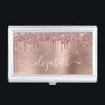 Rose Gold Drilling Glitzer Mit Monogramm Visitenkarten Dose<br><div class="desc">Mit Monogramm eleganter und eleganter Visitenkartenkoffer mit vergoldetem Rose-Imitat-Glitzer,  der vor einer Rose goldgebürstete Imitate metallische Hintergrund tropft. Personalisieren Sie mit Ihrem Namen in einem stilvollen,  weißen Skript mit Swashes.</div>