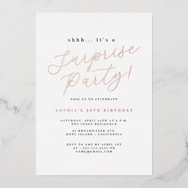 Rose Gold Elegantes Script Überraschendes Party Folieneinladung (Vorderseite)