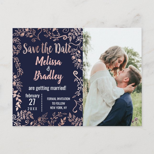 Rose Gold Floral Navy Blue Brush Script Rett Date Ankündigungspostkarte (Vorderseite)