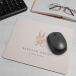 Rose Gold Floral Scissors Salon Logo Mousepad<br><div class="desc">Das elegante,  personalisierte Mousepad für Ihren Salon oder Ihr Friseurgeschäft verfügt über zwei Textzeilen in klassisch grauer Schrift,  auf einem hellrot-rosa Hintergrund mit einer Blume-geschmückten Schere in Imitaten Rose Goldfolie.</div>