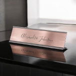 Rose Gold Foil | Blush Pink Foil Modern Schreibtischnamensplakette<br><div class="desc">Blush Pink - Rose Gold Foil Metallic Edelstahl Minimalistische Business Name Plate mit schwarzbuchstabierter Typografie Signatur für das Monogramm. Die Rose Gold Foil Metal Business Card Namenspatrone kann mit Ihrem Namen angepasst werden. Bitte kontaktieren Sie den Designer,  um passende Artikel zu erhalten.</div>