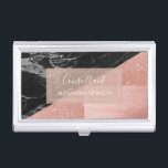 Rose Gold Foil | Blush Pink und Black Consultant Visitenkarten Dose<br><div class="desc">Blush Pink - Rose Gold Foil und Black Marble Geometric Consultant Minimalistisch Business Card Holder mit weißem handgeschriebenem Typografie für das Monogramm. Der Rose Gold Foil Glitzer und der Sparkle Business Card Inhaber ist perfekt für jeden Beruf. Wenn Sie den Beruf benötigen oder der Namenstext nicht Ihren Bedürfnissen entspricht, wenden...</div>
