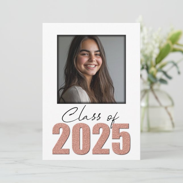 Rose Gold Glitzer Class of 2025 Foto Ankündigung (Stehend Vorderseite)