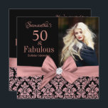 Rose Gold Glitzer Damaskus 50. Geburtstag Einladun Einladung<br><div class="desc">Rose Glitzer | 50. Geburtstagseinladungen. 50 und fabelhaft! Ein wunderschöner moderner rosa Rosengoldgold Glitzer Blumendamast 50. Geburtstagsparty Einladungen können Sie personalisieren und senden Sie Ihre fünfzigsten Geburtstagsfeier. In der Mitte hübscher rosa Bogen. Ersetzen Sie das Beispiel-Foto durch das eigene. Die Worte "50 und Fabulous" sind Set unter Verwendung beliebter Typografie....</div>