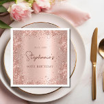 Rose Gold Glitzer Foil 90th Birthday Monogram Serviette<br><div class="desc">Moderne elegante Sparkle Rose Gold Glitzer metallische Monogramm Name 90. (oder JEDES Alter) Geburtstagsparty Papier Napkins. Dieses Girly Adult feminine NINETY (NINETIETH) Geburtstags-Party-Design mit einem Monogram-Namen in einem stilvollen handgeschriebenen Kalligrafieschrift und Datum und Alter auf rot rosa oder Rose Gold Imitate gebürstete metallische Folie Hintergrund mit lockerer Glam Glitzer Rahmen....</div>