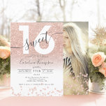 Rose Gold Glitzer Konfetti Weiß Sweet 16 Foto Einladung<br><div class="desc">Moderne,  schicke und elegante Rose Gold Glitzer ombre 16 Geburtstagsparty Einladung mit einer modernen 16 Typografie mit Rose Goldfolie und Glitzern-Glitzer auf einem bearbeitbaren weißen Hintergrund. Fügen Sie Ihr Foto auf der Rückseite oder verließ einen rosa Hintergrund. Perfekt für die Prinzessin Thema Sweet 16!</div>