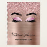 Rose Gold Glitzer Lashes Schönheitssalon 2024 Plan Planer<br><div class="desc">Moderne, verglaste, funkelnde Imitate Rose Gold Glitzer gebürstete Metall Makeup Künstler Schönheitssalon-Planer. Mit Imitaten glänzen Rose Gold Glitzer rot Rosa Rosa Gold gebürstete metallische Folie, Wimpern, Augenbrauen, individuelle Vollname und zweite Textvorlage. Der Name wird mit einem schönen handgeschriebenen Stilskript geschrieben. Perfektes weibliches Geschenk für Mädchen, zurück zur Schule, Uni, Geschäftsbüro,...</div>