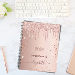 Rose Gold Glitzer Monogramm Name 2024 Planer<br><div class="desc">Ein Imitat Rose gold metallische Hintergrund mit eleganten Imitaten Rose Gold Glitzer Tropfen, Farbe Tropfen aussehen. Personalisieren und fügen Sie ein Jahr, Titel und Name. Der Name ist in dunklem Rose Gold mit einem großen, modernen Schrift geschrieben. Ideal für Schule, Arbeit oder Organisation von Terminen, Ihr Privat-/Familienleben. Um die Swashes...</div>