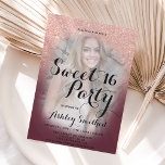 Rose Gold Glitzer ombre burgundy Foto Sweet 16 Einladung<br><div class="desc">Moderne,  hübsche Imitate Rose Gold Glitzer Dusche ombre mit bordeauxfarbenen Block Sweet 16 Geburtstagsfeier Einladung mit Ihrem individuellen Foto mit Rose gold ombre Muster verblassen auf einem burgundischen Hintergrund.</div>