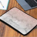 Rose Gold Glitzer ombre Marmor Monogram Laptopschutzhülle<br><div class="desc">Dieses Design kann in dem Bereich personalisiert werden, der durch das Ändern des Fotos und/oder Textes zur Verfügung gestellt wird. Sie können auch angepasst werden, indem Sie auf Vorlage personalisieren klicken und dann auf die Schaltfläche klicken, um weitere Optionen anzupassen, um die Hintergrundfarbe zu löschen oder zu ändern, Text hinzuzufügen,...</div>