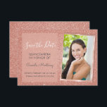 Rose Gold Glitzer Quinceanera Save the Date Einladung<br><div class="desc">Rose Gold Sparkle Glitzer Quinceanera Monogram Name und Initial Save the Date Geburtstagsparty Foto Einladung. Dieses Bild Save the Date Einladung ist perfekt für die Rose Gold Sparkle Glitzer Quinceanera Celebration auf der Suche nach feiern in Rosa Rose Gold. Sie können die Einladungskarte aktualisieren, um Ihr eigenes Foto, Ihren Namen...</div>