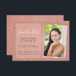 Rose Gold Glitzer Quinceanera Save the Date Einladung<br><div class="desc">Rose Gold Sparkle Glitzer Quinceanera Monogram Name und Initial Save the Date Geburtstagsparty Foto Einladung. Dieses Bild Save the Date Einladung ist perfekt für die Rose Gold Sparkle Glitzer Quinceanera Celebration auf der Suche nach feiern in Rosa Rose Gold. Sie können die Einladungskarte aktualisieren, um Ihr eigenes Foto, Ihren Namen...</div>