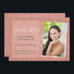 Rose Gold Glitzer Quinceanera Save the Date Einladung<br><div class="desc">Rose Gold Sparkle Glitzer Quinceanera Monogram Name und Initial Save the Date Geburtstagsparty Foto Einladung. Dieses Bild Save the Date Einladung ist perfekt für die Rose Gold Sparkle Glitzer Quinceanera Celebration auf der Suche nach feiern in Rosa Rose Gold. Sie können die Einladungskarte aktualisieren, um Ihr eigenes Foto, Ihren Namen...</div>
