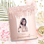 Rose Gold Glitzer Rosa benutzerdefinierte Foto Nam Planer<br><div class="desc">Eine Rose goldener Hintergrund mit eleganten Imitaten Rose Gold und rosa Glitzer Tropfen, Farbe Tropflook. Personalisieren und fügen Sie Ihr eigenes Foto, Name und ein Jahr. Der Name ist in dunklem Rose Gold geschrieben, mit einem großen, modernen Handschrift-Schrift mit Swashes. Um die Swashes behalten, löschen Sie nur den Beispielnamen, verlass...</div>