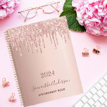 Rose Gold Glitzer Rosa Monogramm 2023 Planer<br><div class="desc">Ein Imitat Rose gold metallische Hintergrund mit eleganten Rose Gold und rosa Imitat Glitzer Tropfen, Farbe Tropfen Aussehen. Vorlage für ein Jahr. Personalisieren und fügen Sie einen Namen und einen Titel hinzu. Der Name ist in dunklem Rose Gold mit einem modernen handgeschriebenen Stil geschrieben. Ideal für Geschäftsleute, Schulen, Arbeitsgruppen, Tagebuch...</div>