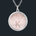 Rose Gold Glitzer Rosa Monogramm elegant Versilberte Kette<br><div class="desc">Mädchen, trendig und mit Monogramm. Ein femininer, rosafarbener Hintergrund mit Imitaten Rose vergoldeten Glitzer-Tropfen. Personalisieren und fügen Sie einen Namen und einen Monogrammbuchstaben hinzu. Graue und goldfarbene Buchstaben in Rose. Der Name wird mit einem modernen handgeschriebenen Stilskript mit Swashes geschrieben. Um die Swashes behalten, löschen Sie nur den Beispielnamen, verlass...</div>