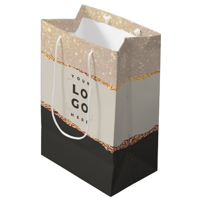 Rose Gold Glitzer Schwarz Modernes, elegantes Logo Mittlere Geschenktüte (Vorderseite Schrägansicht)