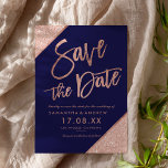 Rose Gold Glitzer Skript Marine Save the Date blau<br><div class="desc">Rose Gold Typografie auf anpassbaren marineblauen Glitzer-Farbblock mit blauen Rose und Imitate Rose goldene geometrische Streifen schicken Save the Date Hochzeit ,  ideal für elegante,  stilvolle Hochzeit, </div>