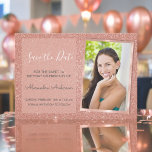 Rose Gold Glitzer Sweet 16 Save the Date Einladung<br><div class="desc">Rose Gold Sparkle Glitzer 16 . Geburtstag Monogram Name und Initial Save the Date Geburtstag Party Foto Einladung. Dieses Bild Save the Date Einladung ist perfekt für die Rose Gold Sparkle Glitzer Sweet 16 Birthday Party auf der Suche nach Feiern in Pink Rose Gold. Sie können die Einladungskarte aktualisieren, um...</div>
