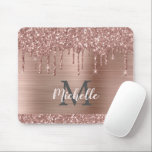 Rose Gold Glitzer Tropfen auf rosa Metalnamen Mousepad<br><div class="desc">Moderne, mädchenhafte Rose Gold Glitzer Tropfen Name und mit Monogramm Mousepad. Dieses Design verfügt über rot rosa Rosa Gold Glitzer funkelnde Tropfen auf rosa gebürstetem Metall Hintergrund mit benutzerdefinierten personalisierten Monogramm Initial-und Vorname Text Vorlage. Perfektes weibliches Geschenk. Bitte beachten Sie, dieses Design ist gedruckt Foto-Effekt. Wenn Sie Hilfe oder passende...</div>