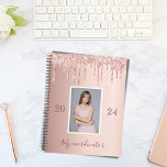 Rose Gold Glitzer Tropfen Foto 2024 Planer<br><div class="desc">Ein Imitat Rose gold metallische Hintergrund mit eleganten Imitaten Rose Gold Glitzer Tropfen,  Farbe Tropfen aussehen. Vorlagen für Ihr eigenes Foto,  Jahr und Titel. Der Titel ist in dunklem Rose Gold mit einem großen,  modernen Handschrift geschrieben. Ideal für Schule,  Arbeit oder Organisation Ihres Privat-/Familienlebens</div>