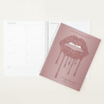 Rose Gold Glitzer Tropfen Lippen Sie auf Planer<br><div class="desc">Rose Gold Dripping Glitzer Lips Makeup Termin Planner Notebook mit Mode-Imitats rot Rosa/Rose Gold Glitzer Tropfen auf einem schicken Hintergrund mit Ihren individuellen Details und Namen. Designed by Cedar and String. Ideal für Ihren luxuriösen ästhetischen und schicken Lebensstil. Wenn Sie Hilfe oder passende Artikel benötigen, kontaktieren Sie uns bitte unter...</div>