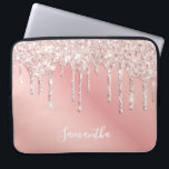 Rose Gold Glitzer Tropfen Name Laptopschutzhülle<br><div class="desc">Ein elegantes,  mädchenhaftes und glamouröses Pad-Gehäuse. Imitate Rose Gold und rosa Glitzer Tropfen,  malen Tropfen. Chic rosa,  pfirsichfarbener Hintergrund. Geben Sie Ihren Namen ein,  der mit einem modernen handgeschriebenen Stilskript geschrieben wurde. Weiße Buchstaben.</div>