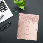 Rose Gold Glitzer Tropfen Rosa Monogramm Name 2024 Planer<br><div class="desc">Ein Imitat Rose gold metallische Hintergrund mit eleganten Imitaten Rose Gold Glitzer Tropfen, Farbe Tropfen aussehen. Vorlage für ein Jahr (auf den Kopf gestellt) Personalisieren und einen Namen hinzufügen. Der Name ist in dunklem Rose Gold mit einem großen, modernen Schrift geschrieben. Ideal für Schule, Arbeit oder Organisation Ihres Privat-/Familienlebens. Um...</div>