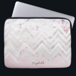 Rose Gold Glitzer Zickzack rosa Marmormonogramm Laptopschutzhülle<br><div class="desc">Der Hintergrund für das elegante Monogramm unten ist blau, der Glitzer-Rose ist Zickzack in der Mitte und der Rose-Marmor oben. Elegantes und elegantes Element, das sehr einfach mit einer Änderung des Schriftartes oder seiner Farbe angepasst werden kann, oder Sie können einfach Ihren Namen schreiben und mit einem Klick auf die...</div>