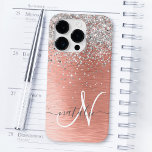 Rose Gold Hübsch Girl Silver Glitzer Funkelnd Case-Mate iPhone 14 Pro Hülle<br><div class="desc">Dieses schicke Gehäuse mit hübschem silberglänzenden Glitzer auf einer Rose mit goldgelb gebürstetem metallischem Hintergrund ist einfach zu personalisieren.</div>