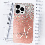 Rose Gold Hübsch Girl Silver Glitzer Funkelnd Case-Mate iPhone 14 Pro Max Hülle<br><div class="desc">Dieses schicke Gehäuse mit hübschem silberglänzenden Glitzer auf einer Rose mit goldgelb gebürstetem metallischem Hintergrund ist einfach zu personalisieren.</div>