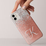 Rose Gold Hübsch Girl Silver Glitzer Funkelnd iPhone 14 Pro Max Hülle<br><div class="desc">Dieses schicke Gehäuse mit hübschem silberglänzenden Glitzer auf einer Rose mit goldgelb gebürstetem metallischem Hintergrund ist einfach zu personalisieren.</div>