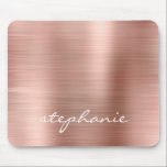 Rose Gold Imitate Brushed Metal Personalisiert Mousepad<br><div class="desc">Dieses modische Mauspad verfügt über eine Rose Gold Imitate gebürstete Metallfolie Hintergrund. Personalisieren Sie es mit Ihrem Namen in einem Pinselskript im weißen handgeschriebenen Stil.</div>