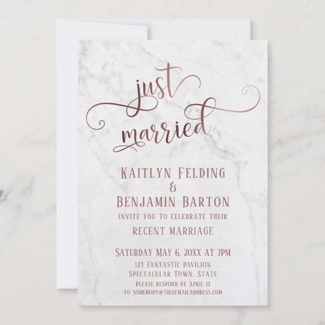 Rose Gold "Just Married" Typografie mit Marmor Einladung (Vorderseite)