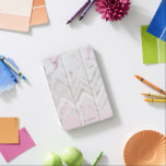 Rose Gold Marmor Zickzack Glitzer Monogramm iPad Mini Hülle<br><div class="desc">Rosa Hintergrund mit einem eleganten Monogramm auf der Unterseite mit Glitzer Rose Gold in der Mitte Zickzack und eine Rose Marmor auf der Oberseite. Elegantes und elegantes Element, das sehr einfach mit einer Änderung des Schriftartes oder seiner Farbe angepasst werden kann, oder Sie können einfach Ihren Namen schreiben und mit...</div>
