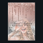 Rose Gold Metallic Glitzer Tropfen Foto Sweet 16 Einladung<br><div class="desc">Dieses gmädchenhafte und glamouröse Foto 16 . Geburtstag lädt zu einer Geburtstagsfeier ein. Es zeigt Imitate gedruckt funkelnd Rose Gold Glitzer Tropfen auf einer Rose gold gebürstete metallische Ober-Farbverlauf auf einem Feature-Foto der Ehrengast. Die Typografie ist ein elegantes kursives Drehbuch mit einem modernen Serif-Schriftart, um zu entsprechen. Es ist schick,...</div>