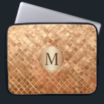 Rose Gold Metallic-Look Muster mit Monogramm Laptopschutzhülle<br><div class="desc">Eine einzigartige Rose aus vergoldeten metallischen Optik-Fliesen mit der Koordination von Monogramm-Medaillon und individuellem Monogramm, das mit dem gewünschten Monogramm oder Text personalisiert sein kann. Wenn Sie den Schriftart ändern oder ein neues Monogramm zentrieren möchten, wählen Sie den Button "Anpassen" und Sie sind alle Set. Schützen Sie Ihr Notebook oder...</div>