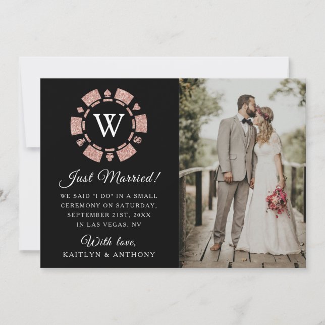 Rose Gold Monogram Poker Chip Casino Hochzeit Ankündigung (Vorderseite)