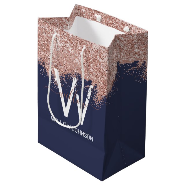 Rose Gold Navy Blue Girl Glitzer Dust Monogram Mittlere Geschenktüte (Vorderseite Schrägansicht)